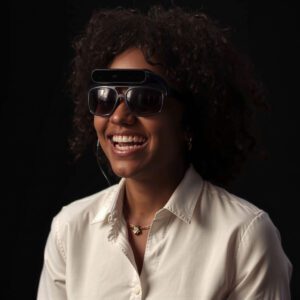 Persona invidente usando NIIRA de noche gracias al modo nocturno