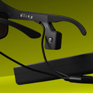 Detalle lateral de NIIRA con sistema de audio por conducción ósea y diseño ergonómico