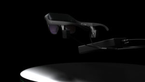 Detalle de NIIRA con sistema de audio por conducción ósea y diseño ergonómico