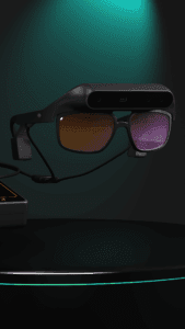 Detalle de NIIRA con sistema de audio por conducción ósea y diseño ergonómico