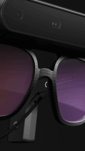 Detalle de NIIRA con sistema de audio por conducción ósea y diseño ergonómico