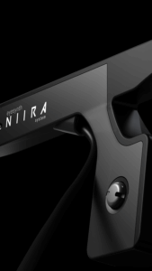 Detalle de NIIRA con sistema de audio por conducción ósea y diseño ergonómico