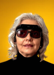 Usuario ciego utilizando NIIRA en un entorno urbano, detectando obstáculos elevados