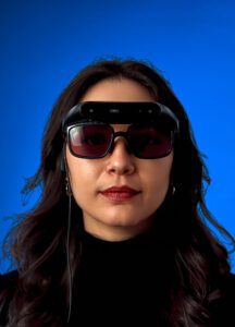 Joven con discapacidad visual aprendiendo a usar NIIRA en un espacio interior